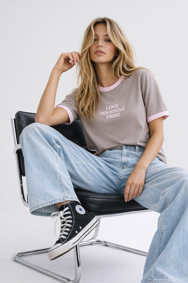 T-SHIRT BEŻOWY LOVE YOURSELF Z LAMÓWKĄ image 0