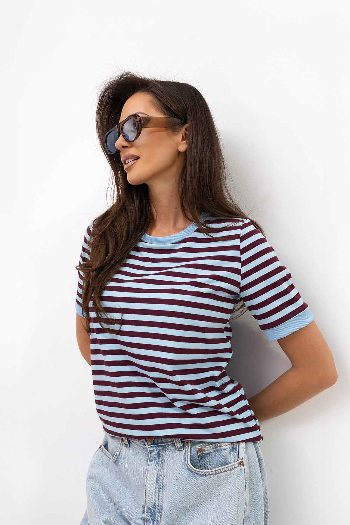 T-SHIRT W PASKI NIEBIESKO-BORDOWE image 1
