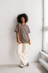 T-SHIRT OVERSIZE W PASKI GRAFITOWO-KARMELOWE image 0