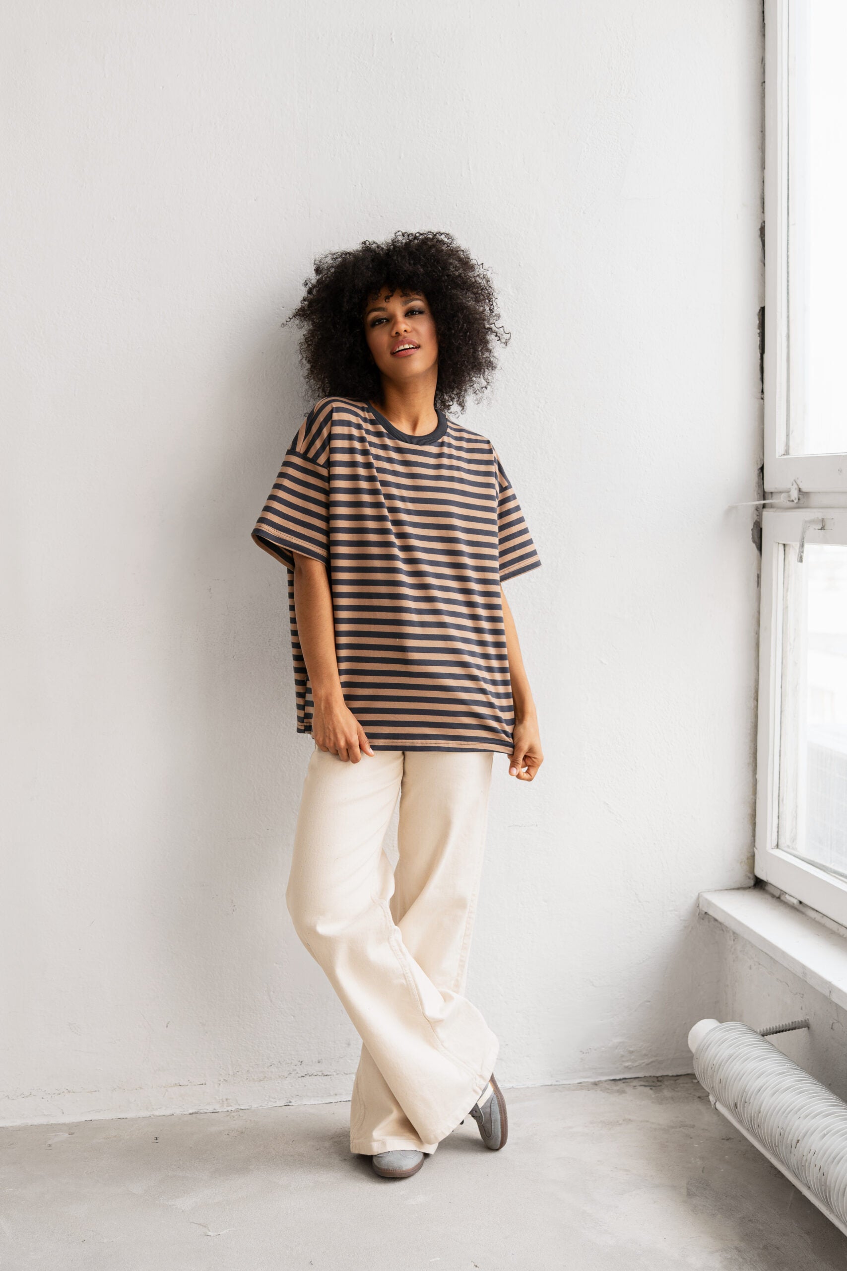 T-SHIRT OVERSIZE W PASKI GRAFITOWO-KARMELOWE image 0
