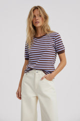 T-SHIRT W PASKI BRĄZOWO-FIOLETOWE image 1