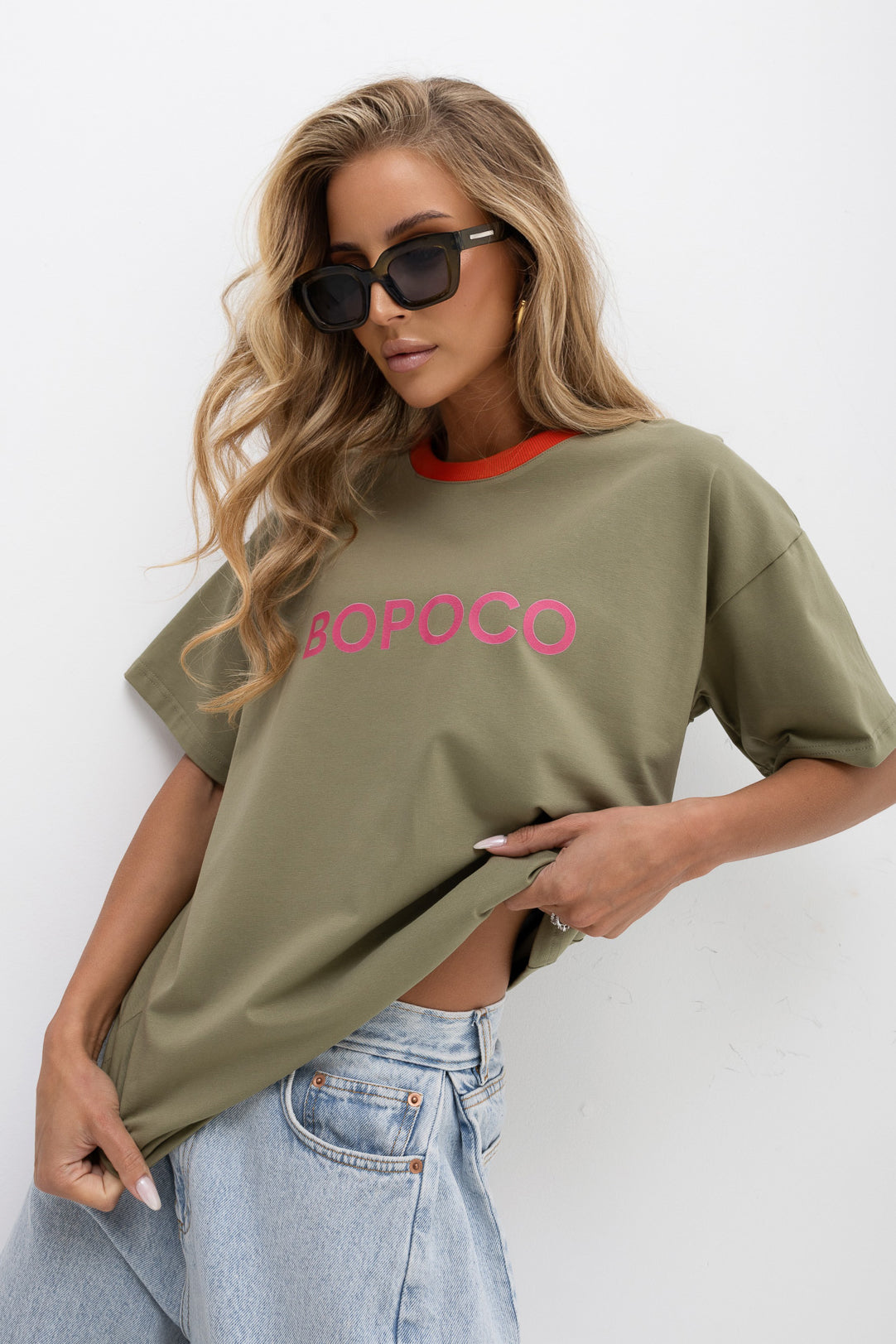 T-SHIRT BOPOCO OLIWKOWY Z POMARAŃCZOWĄ LAMÓWKĄ image 0