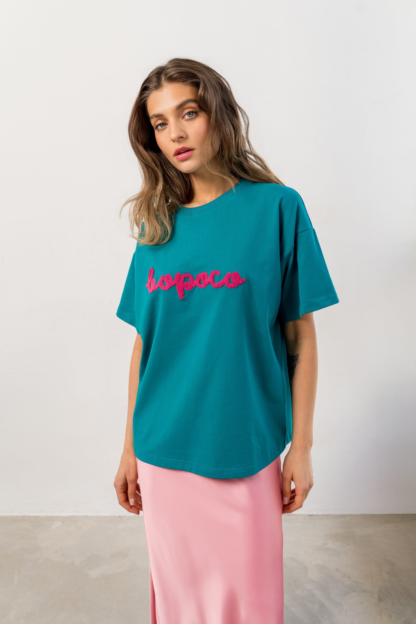 T-SHIRT BOPOCO PETROLOWY Z RÓŻOWYM HAFTEM image 2