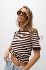 T-SHIRT W PASKI BRĄZOWO-BEŻOWE image 0