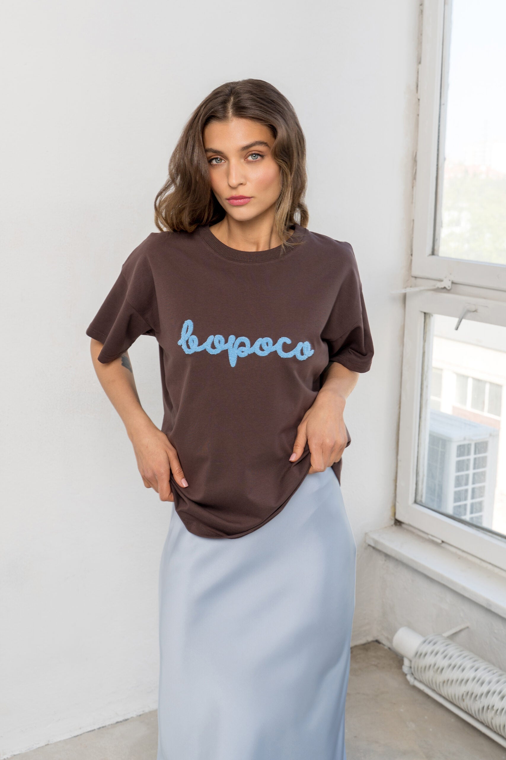 T-SHIRT BOPOCO BRĄZOWY Z NIEBIESKIM HAFTEM image 0