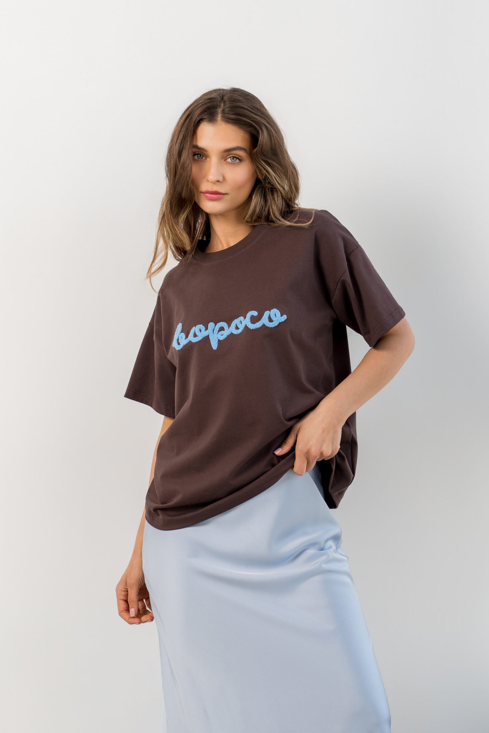 T-SHIRT BOPOCO BRĄZOWY Z NIEBIESKIM HAFTEM image 1