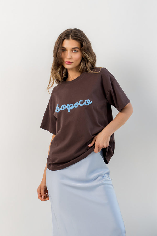 T-SHIRT BOPOCO BRĄZOWY Z NIEBIESKIM HAFTEM image 1