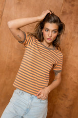 T-SHIRT W PASKI BEŻOWO-POMARAŃCZOWE image 0
