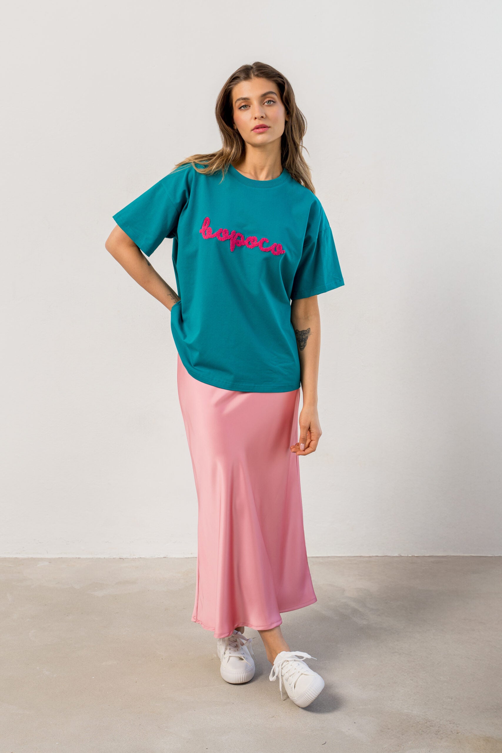 T-SHIRT BOPOCO PETROLOWY Z RÓŻOWYM HAFTEM image 1