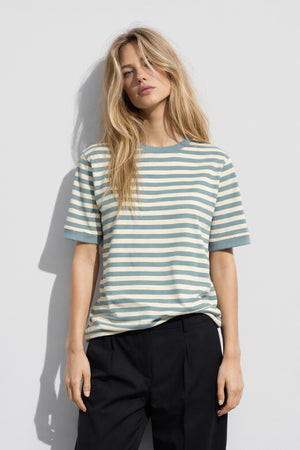 T-SHIRT W PASKI MORSKO-WANILIOWE image 0
