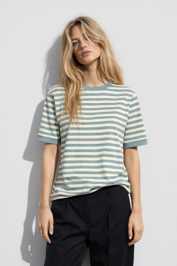 T-SHIRT W PASKI MORSKO-WANILIOWE image 0