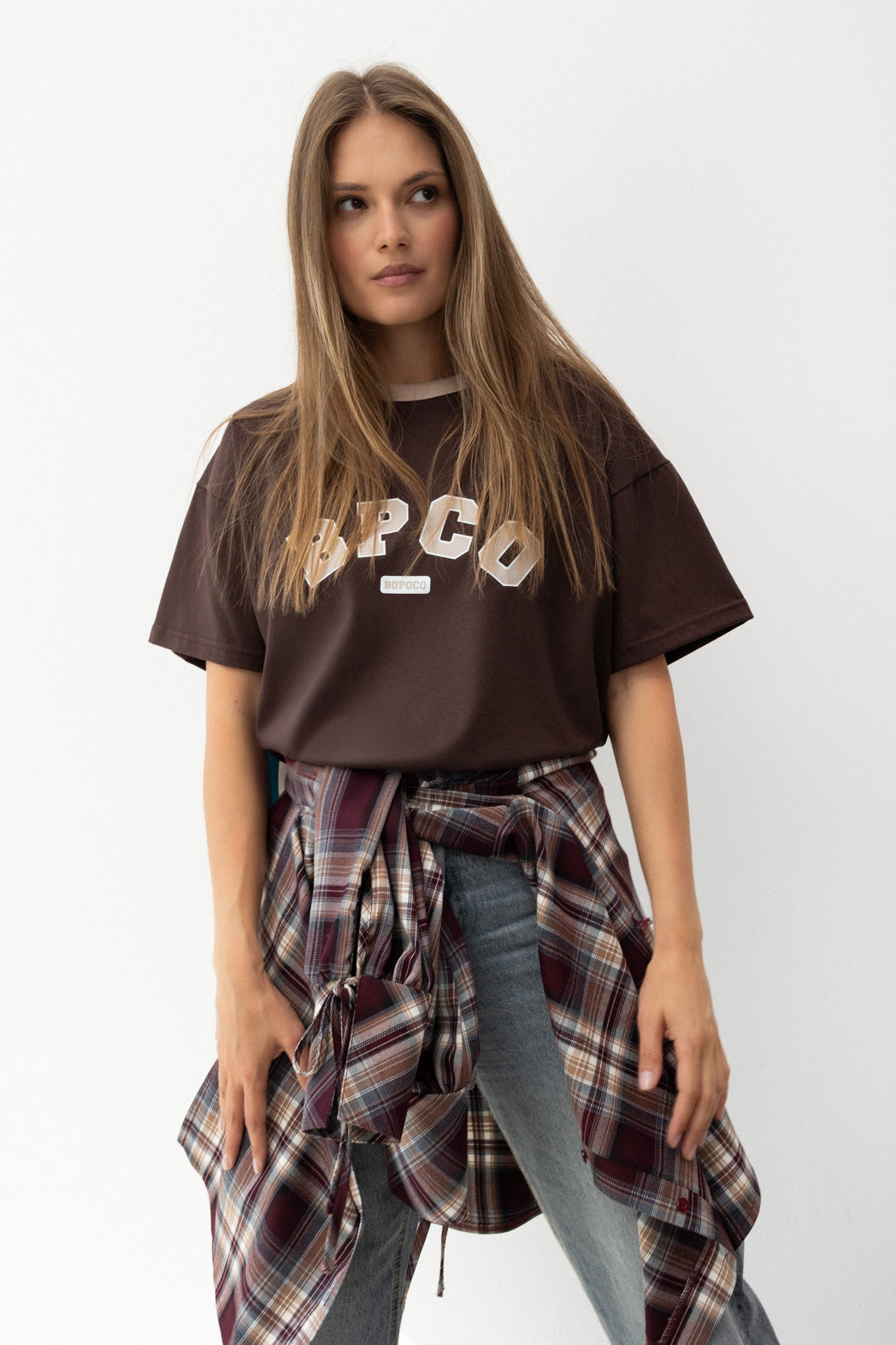 T-SHIRT BPCO BRĄZOWY Z BEŻOWĄ LAMÓWKĄ