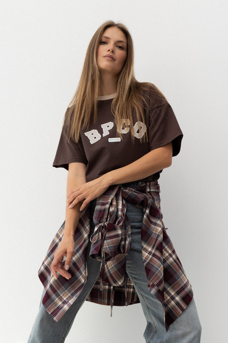 T-SHIRT BPCO BRĄZOWY Z BEŻOWĄ LAMÓWKĄ