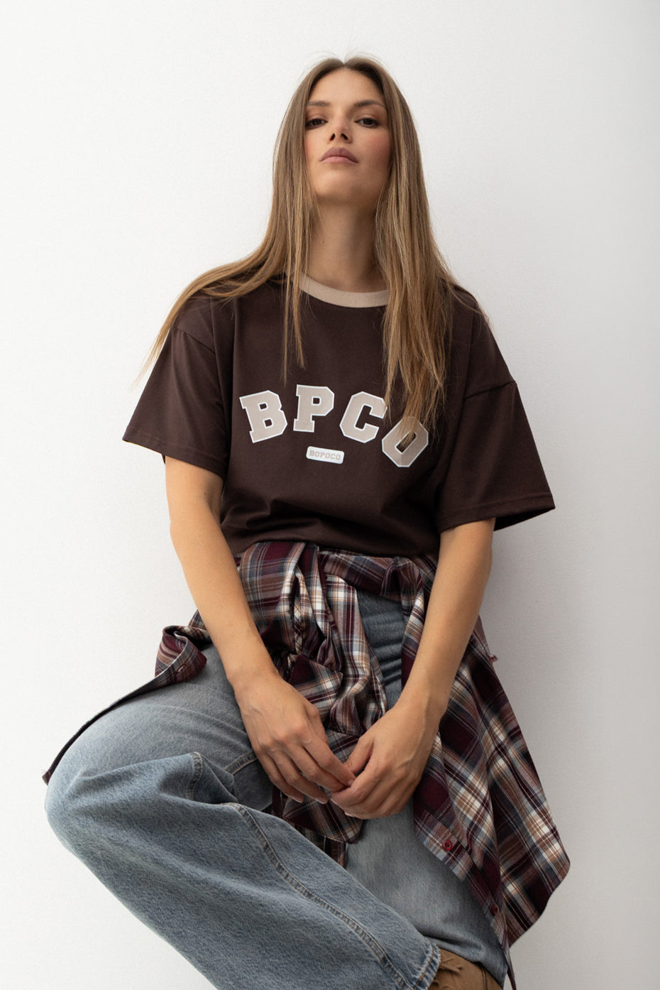 T-SHIRT BPCO BRĄZOWY Z BEŻOWĄ LAMÓWKĄ
