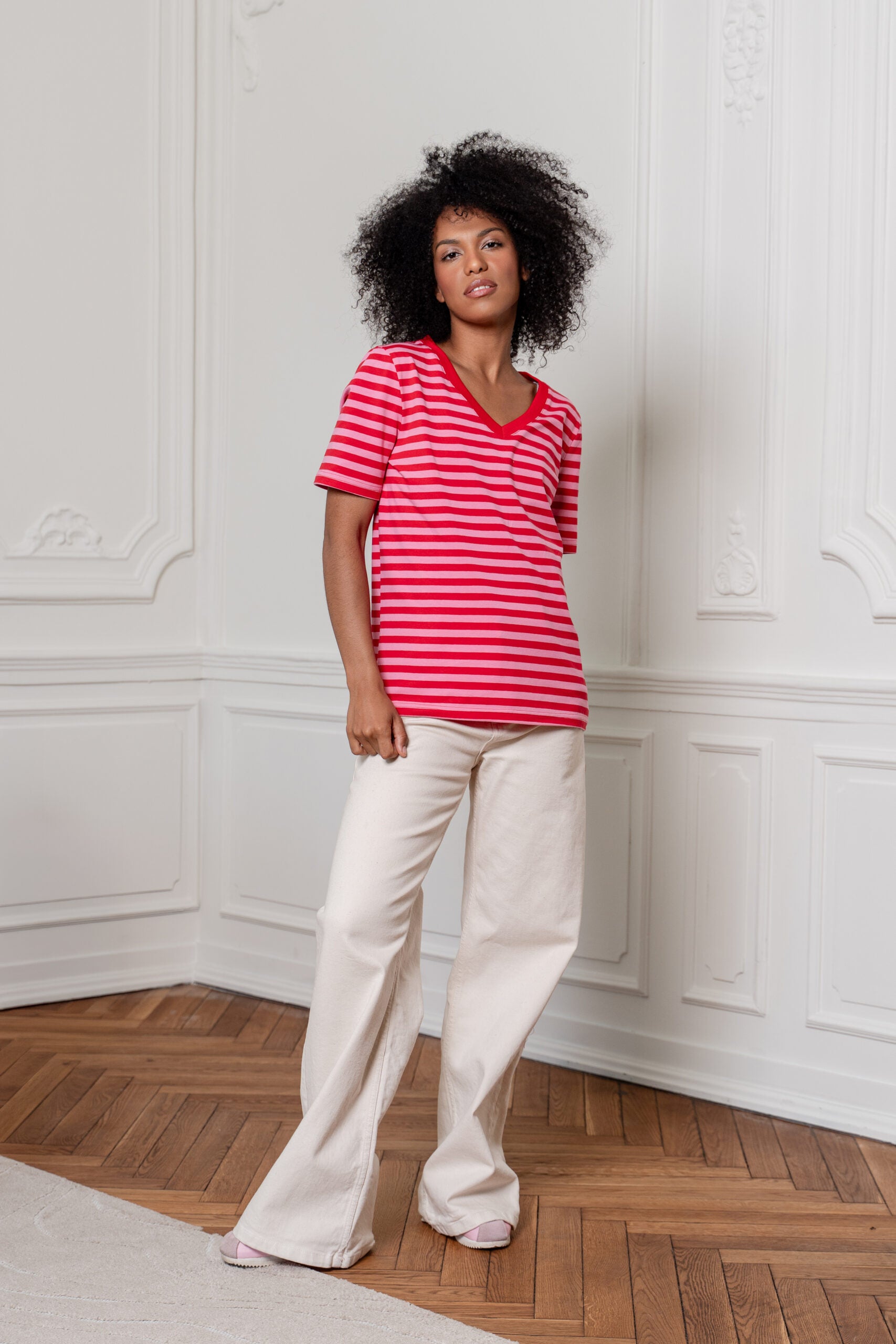 T-SHIRT V-NECK W PASKI CZERWONO-RÓŻOWE image 1