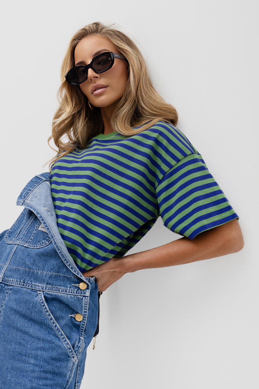 T-SHIRT OVERSIZE W PASKI ZIELONO-CHABROWE image 2