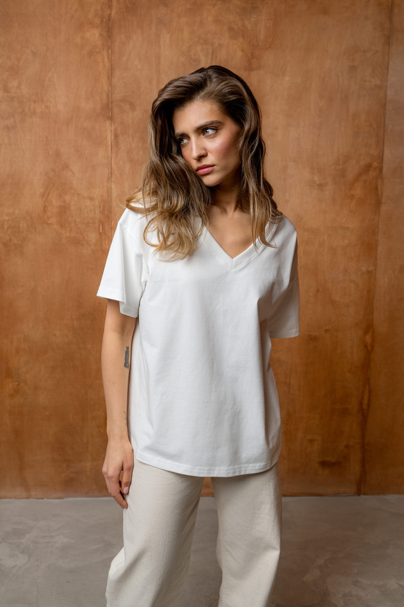 T-SHIRT BASIC BOPOCO OVERSIZE V-NECK BIAŁY image 1