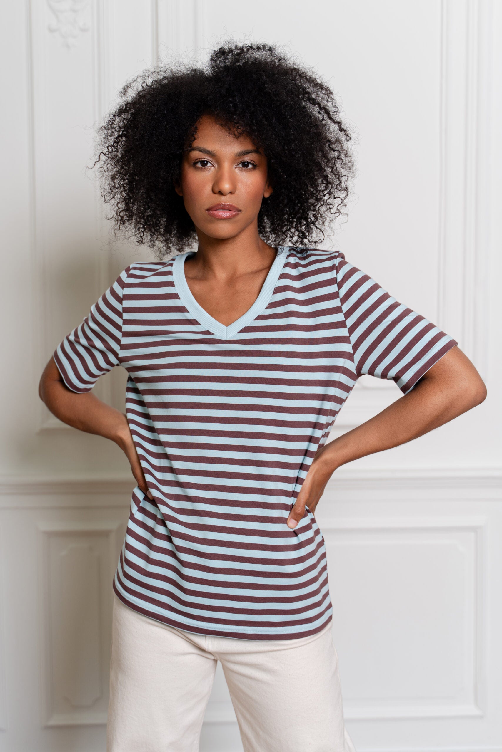 T-SHIRT V-NECK W PASKI NIEBIESKO-BRĄZOWE image 1