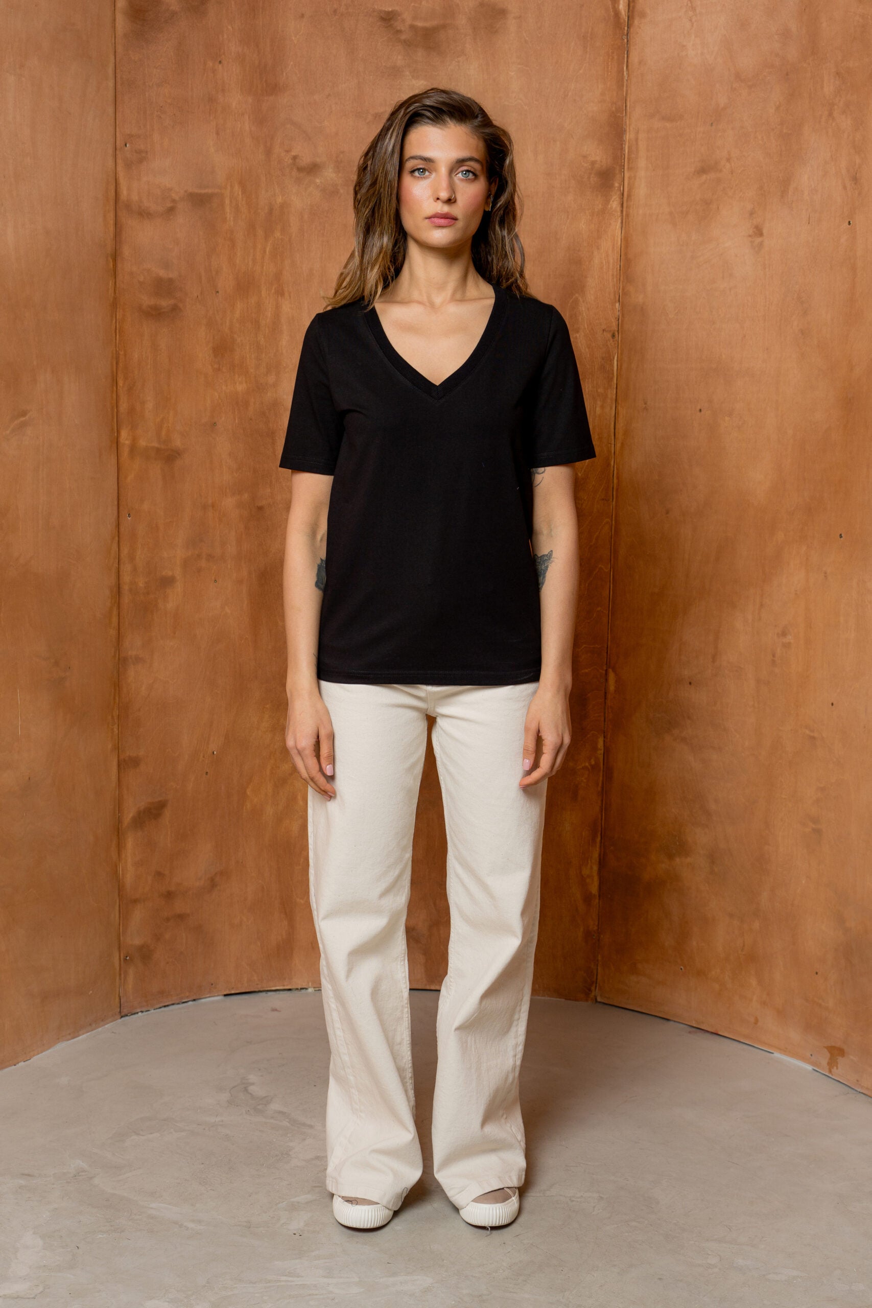T-SHIRT BASIC BOPOCO NORMAL V-NECK CZARNY image 1