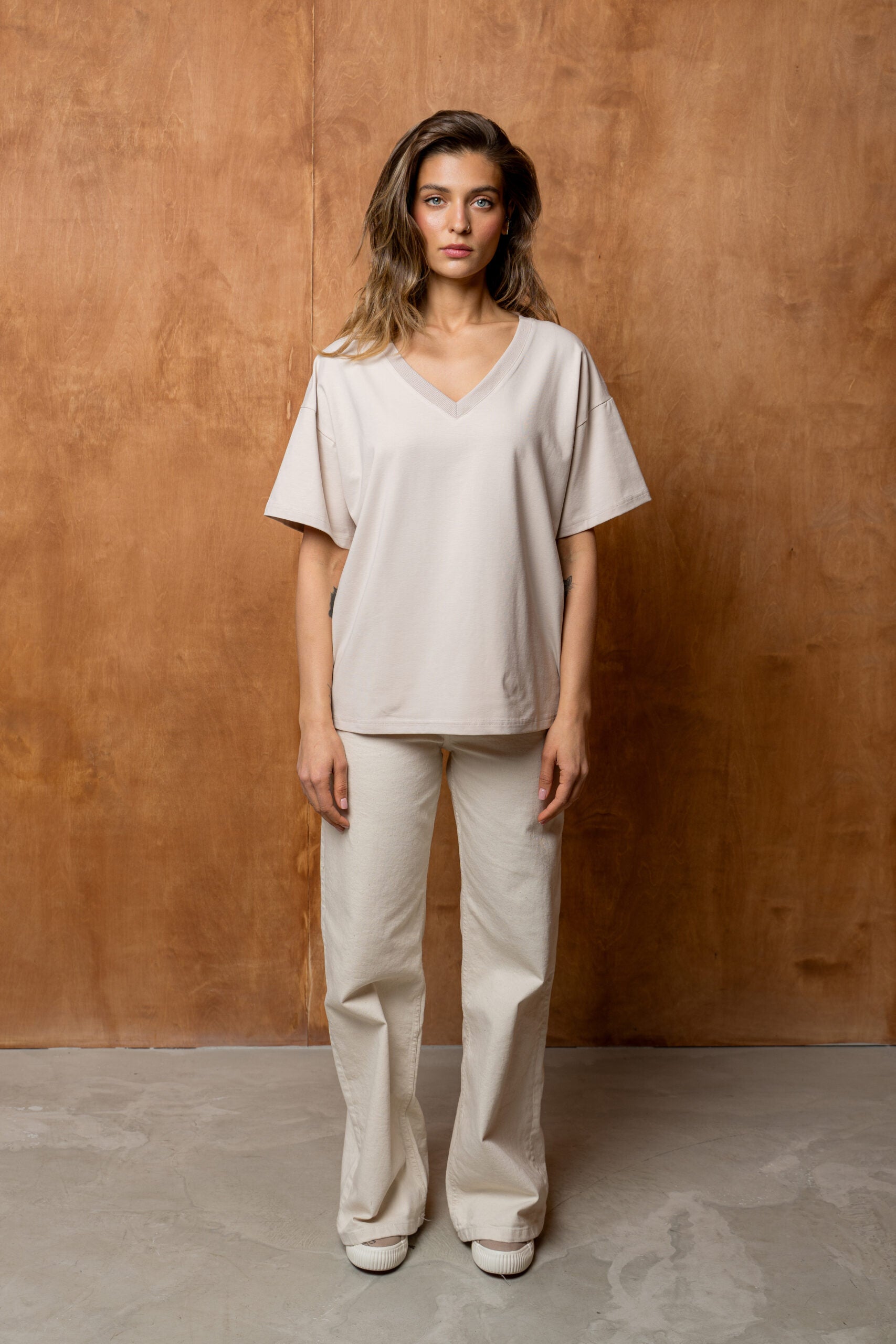 T-SHIRT BASIC BOPOCO OVERSIZE V-NECK BEŻOWY image 0