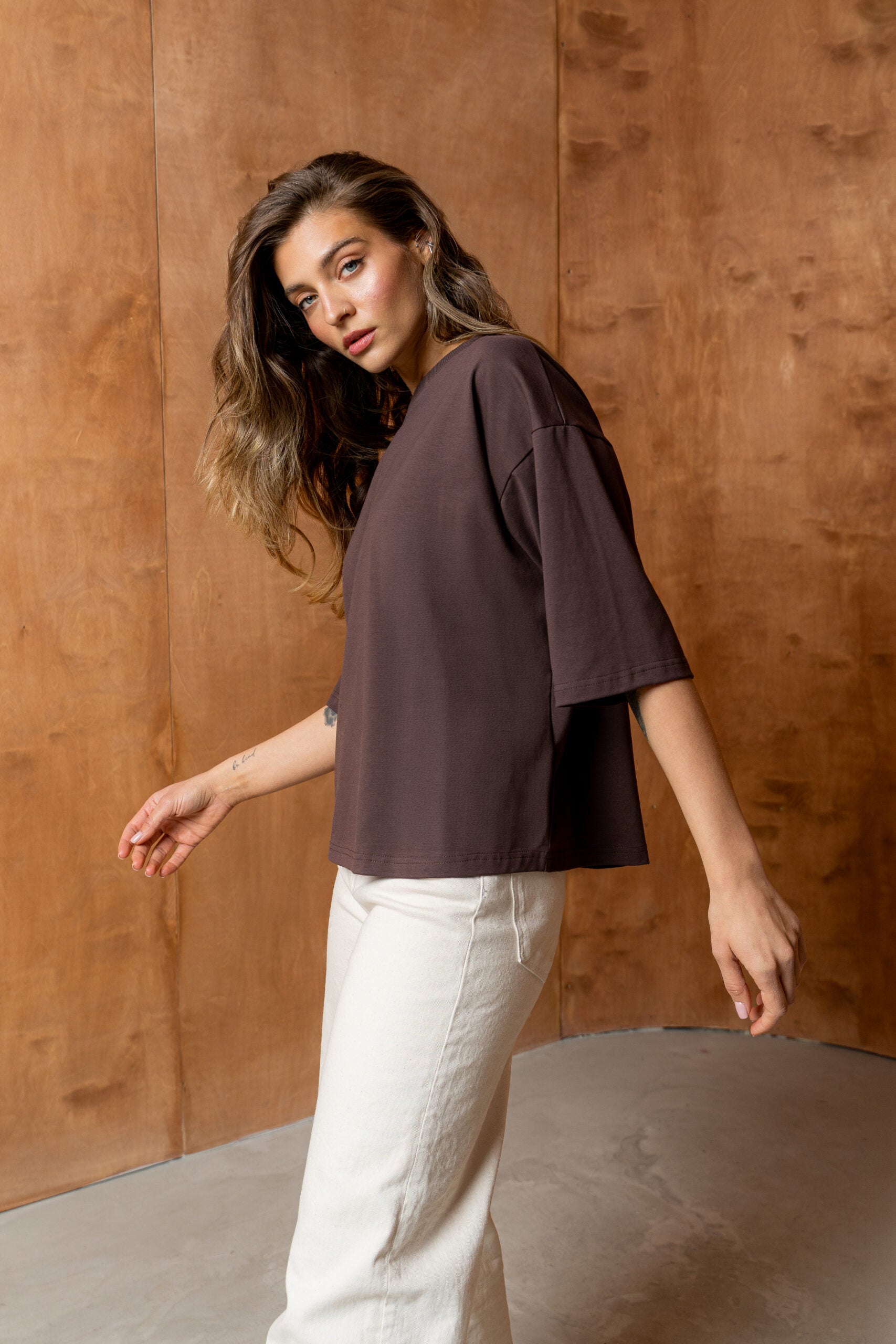 T-SHIRT BASIC BOPOCO OVERSIZE RĘKAW 3/4 BRĄZOWY image 2