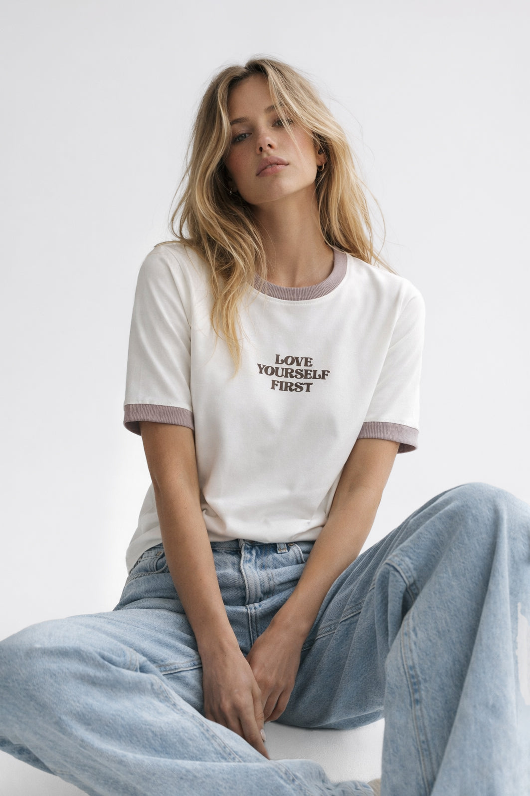 T-SHIRT ŚMIETANKOWY LOVE YOURSELF Z LAMÓWKĄ image 0