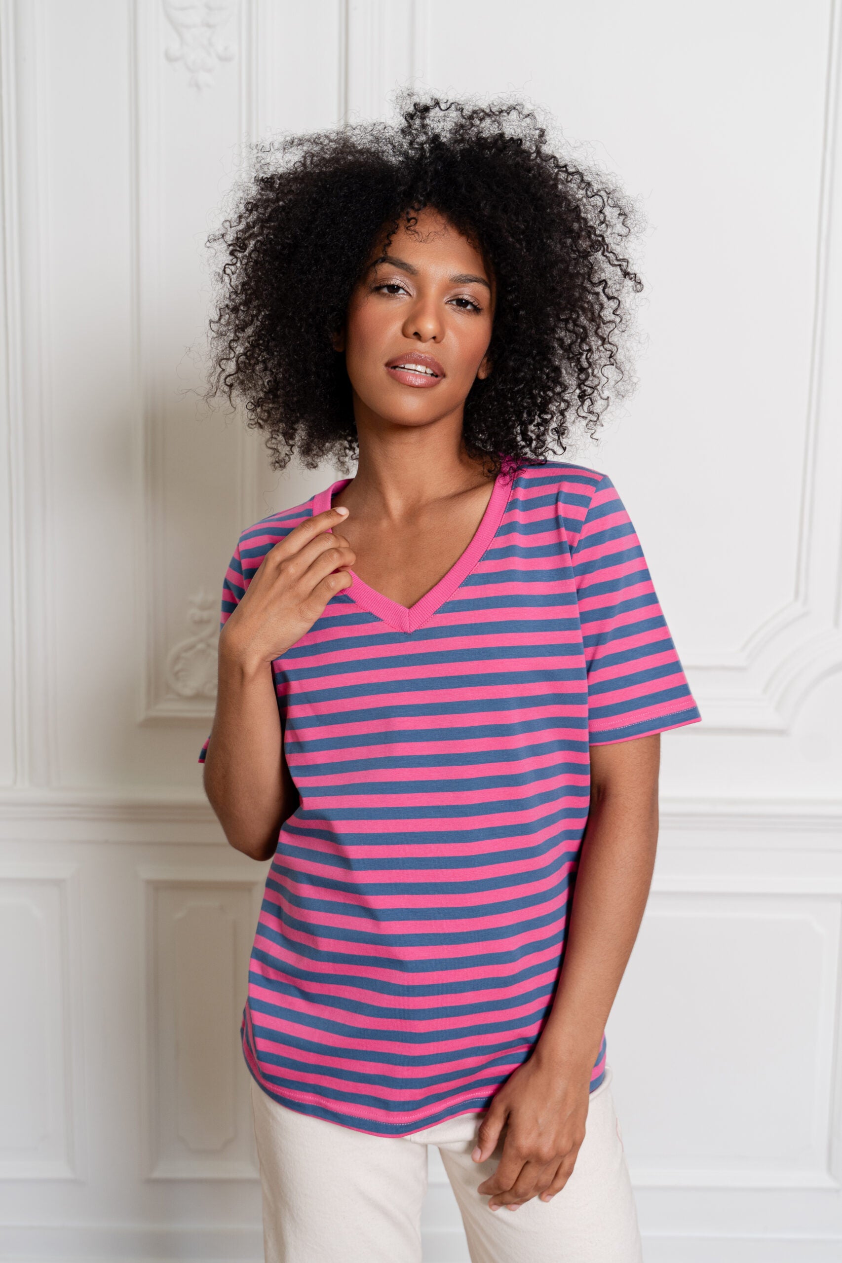 T-SHIRT V-NECK W PASKI FUKSJOWO-JEANSOWE image 1