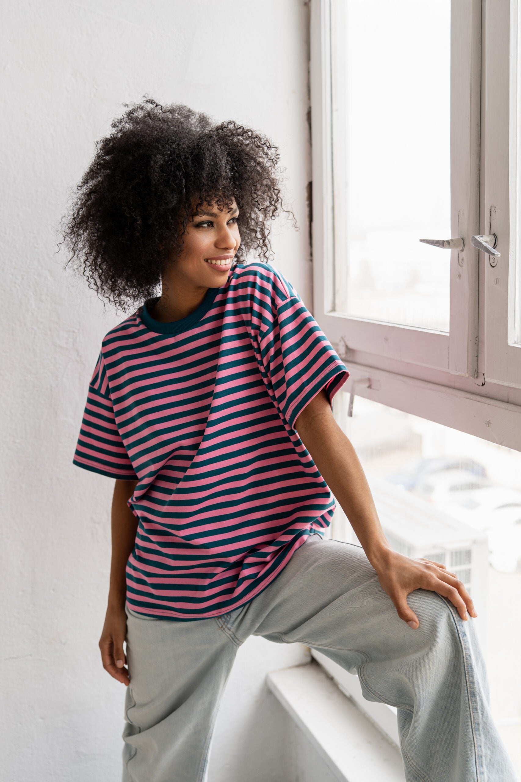 T-SHIRT OVERSIZE W PASKI PETROLOWO-RÓŻOWE image 0