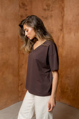 T-SHIRT BASIC BOPOCO OVERSIZE V-NECK BRĄZOWY image 2