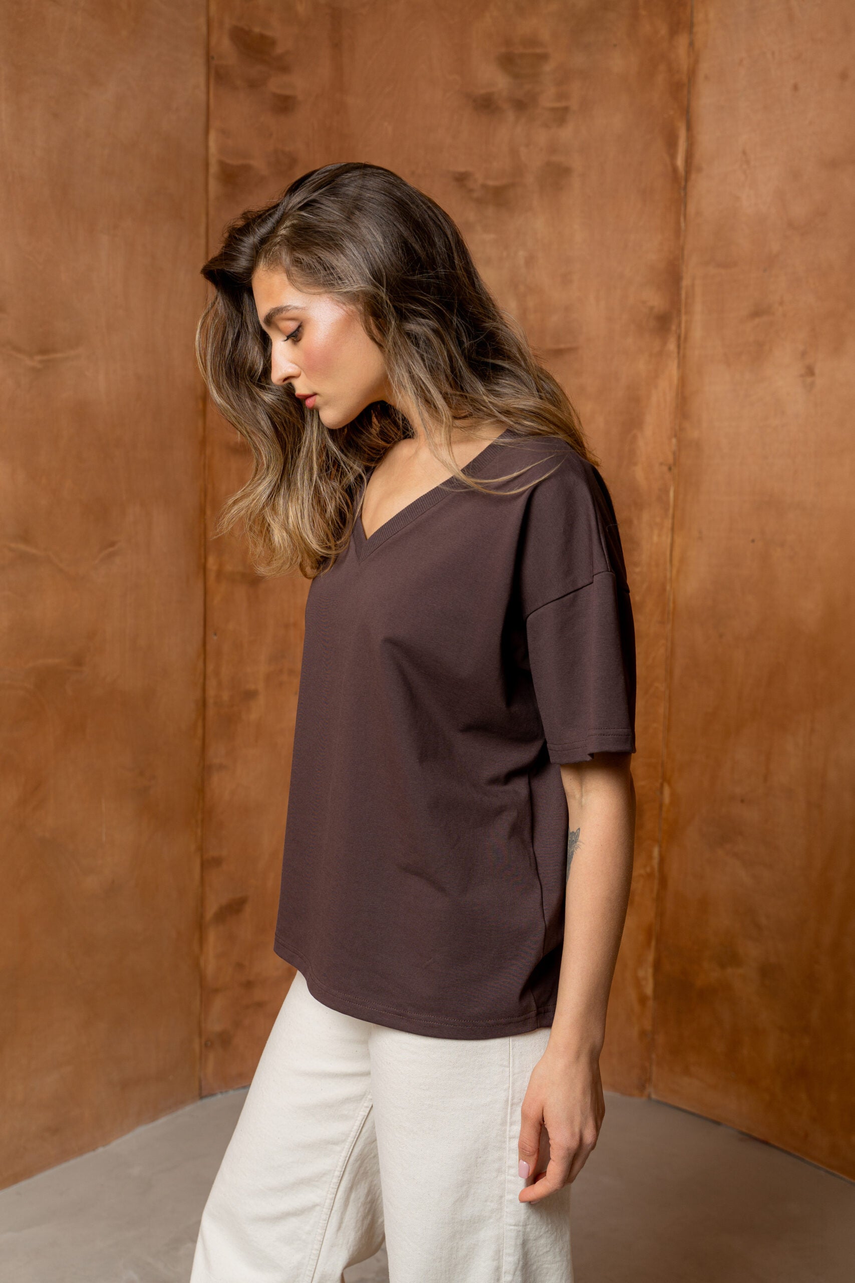 T-SHIRT BASIC BOPOCO OVERSIZE V-NECK BRĄZOWY image 2