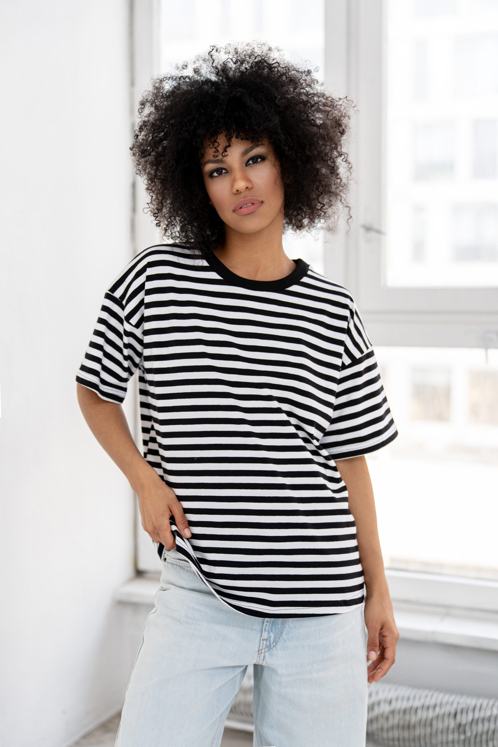 T-SHIRT OVERSIZE W PASKI CZARNO-BIAŁE image 1