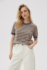 T-SHIRT W PASKI JEANSOWE-MIODOWE image 0