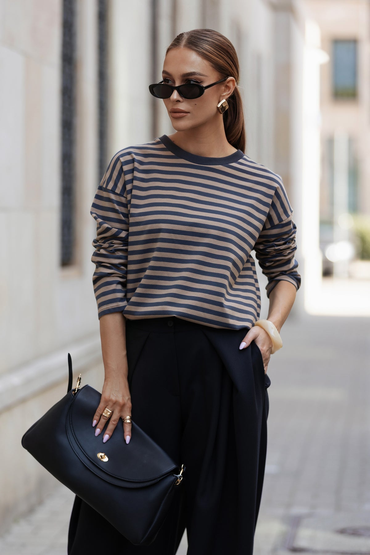 LONGSLEEVE OVERSIZE W PASKI GRAFITOWO-KARMELOWE