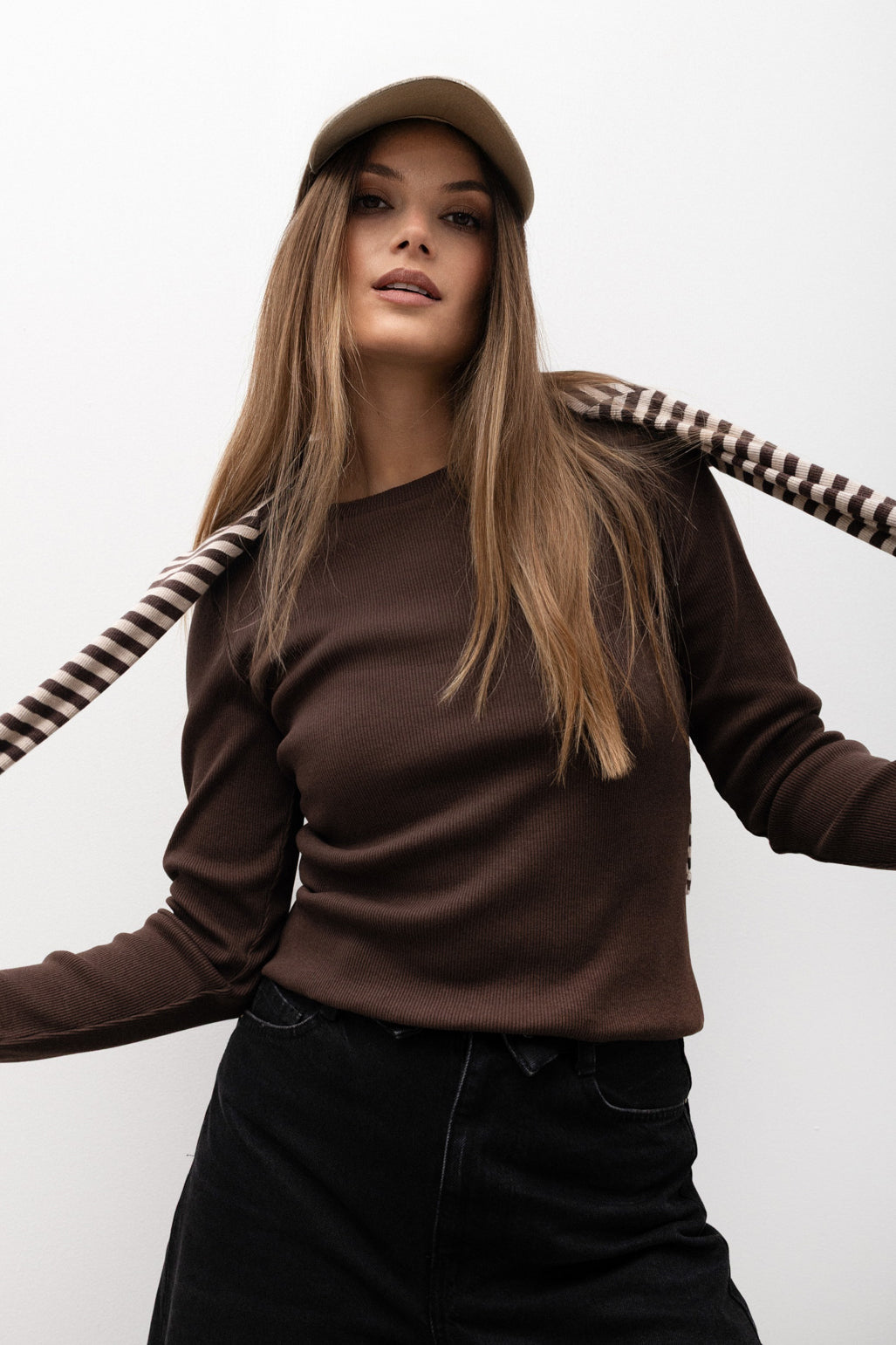 LONGSLEEVE PRĄŻEK BRĄZOWY