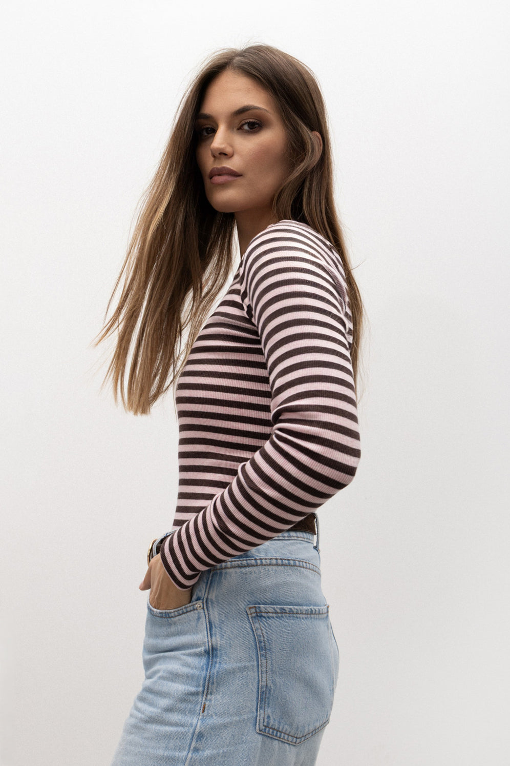 LONGSLEEVE PRĄŻEK W PASKI RÓŻOWO-BRĄZOWY MELANŻ