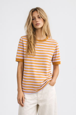 T-SHIRT W PASKI MIODOWO-LILIOWE image 0