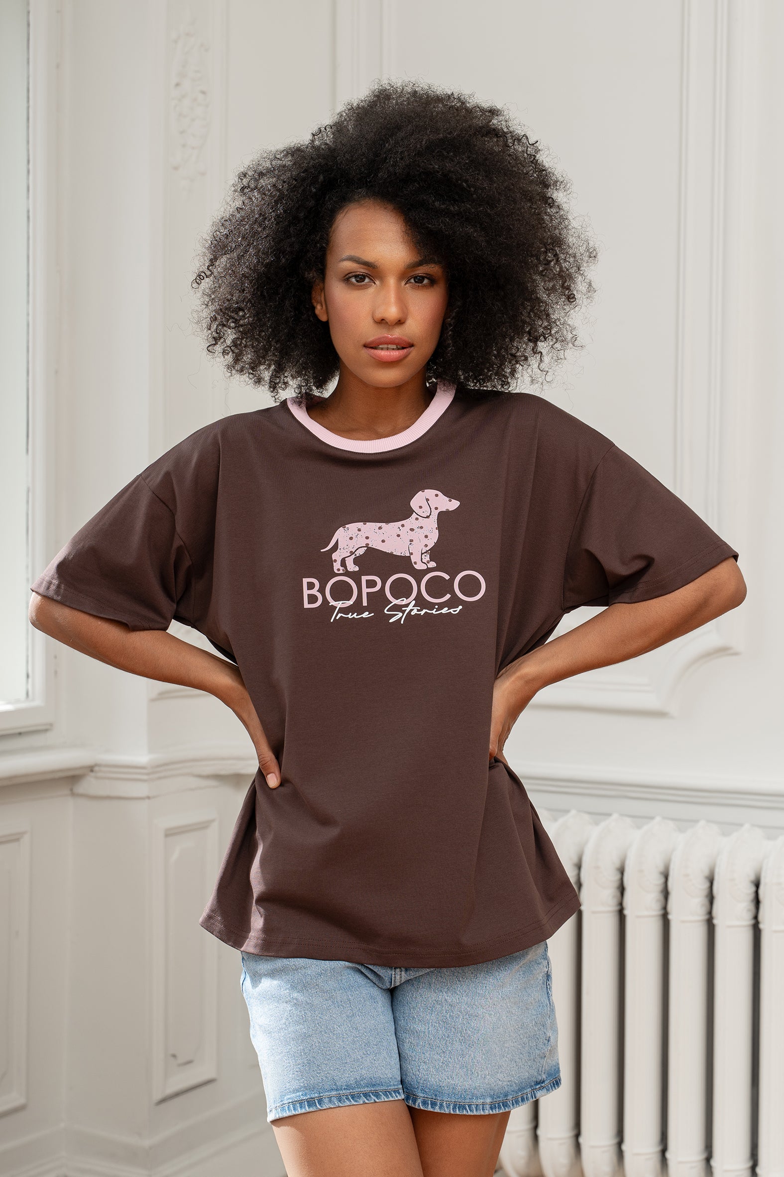 T-SHIRT BRĄZOWY Z LAMÓWKĄ JAMNIK RÓŻOWY