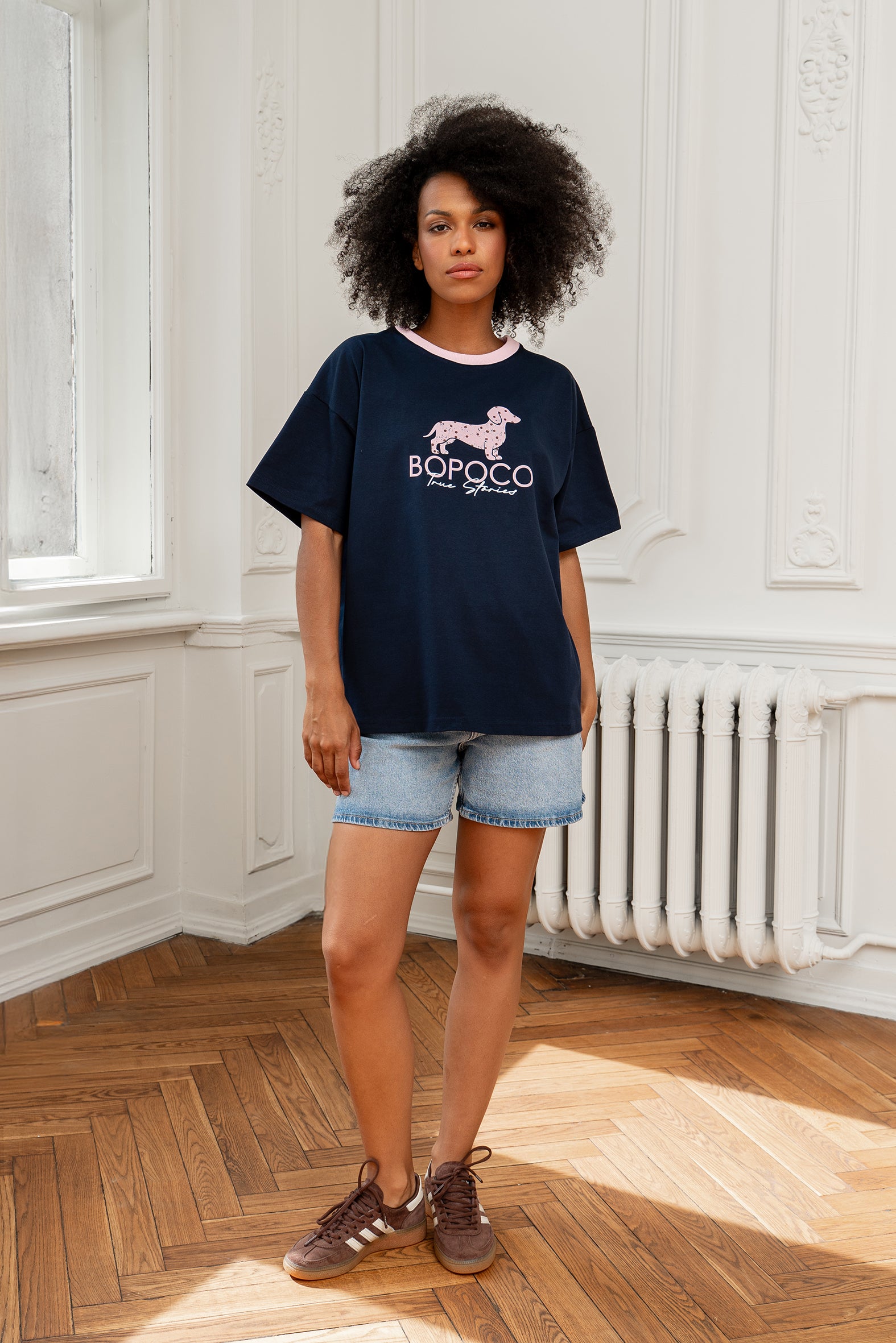 T-SHIRT GRANATOWY Z LAMÓWKĄ JAMNIK RÓŻOWY