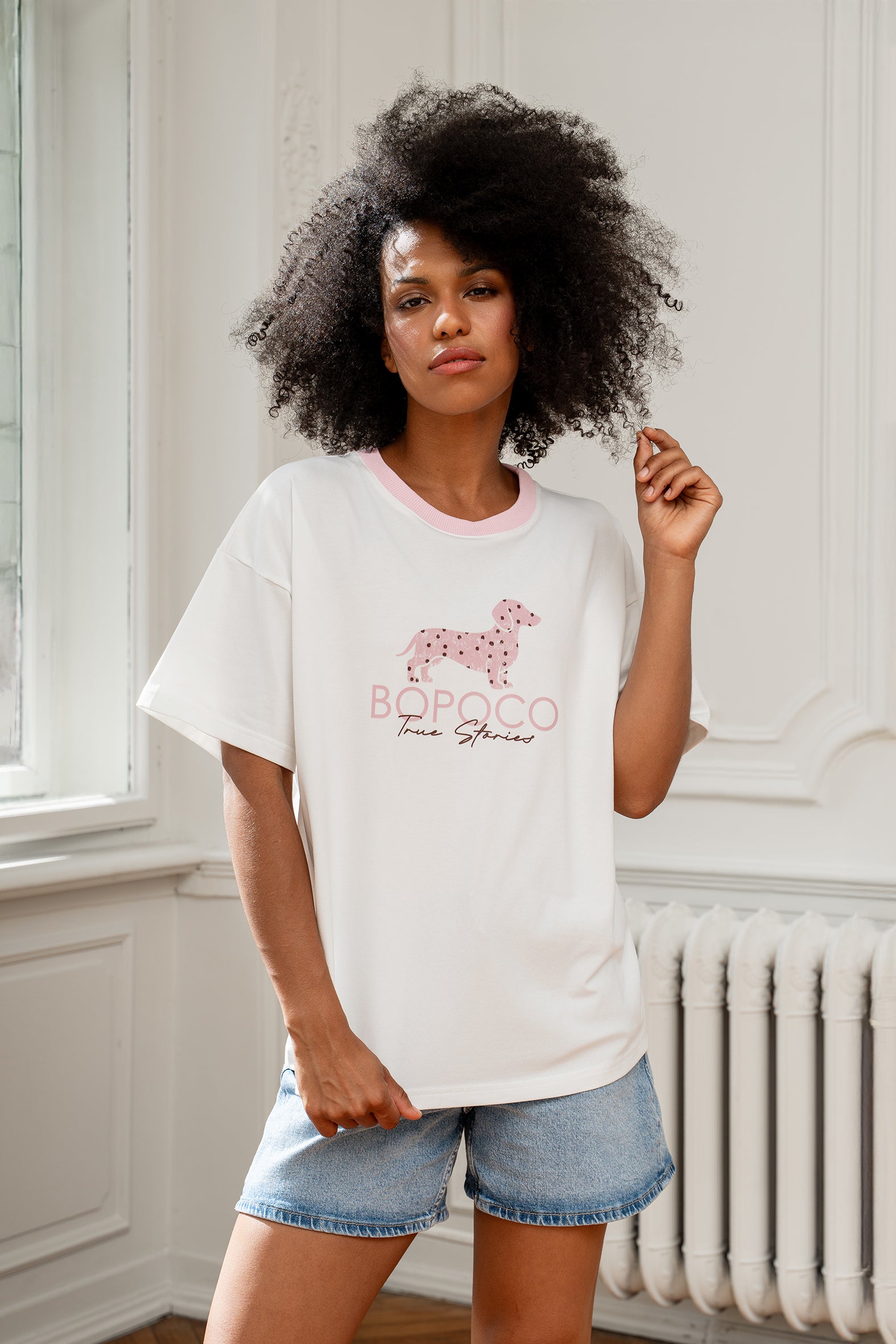 T-SHIRT ŚMIETANKOWY Z LAMÓWKĄ JAMNIK RÓŻOWY