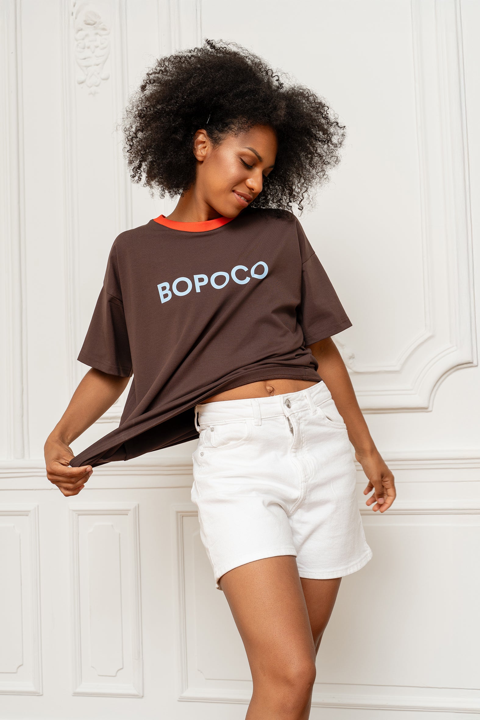 T-SHIRT BOPOCO BRĄZOWY Z POMARAŃCZOWĄ LAMÓWKĄ