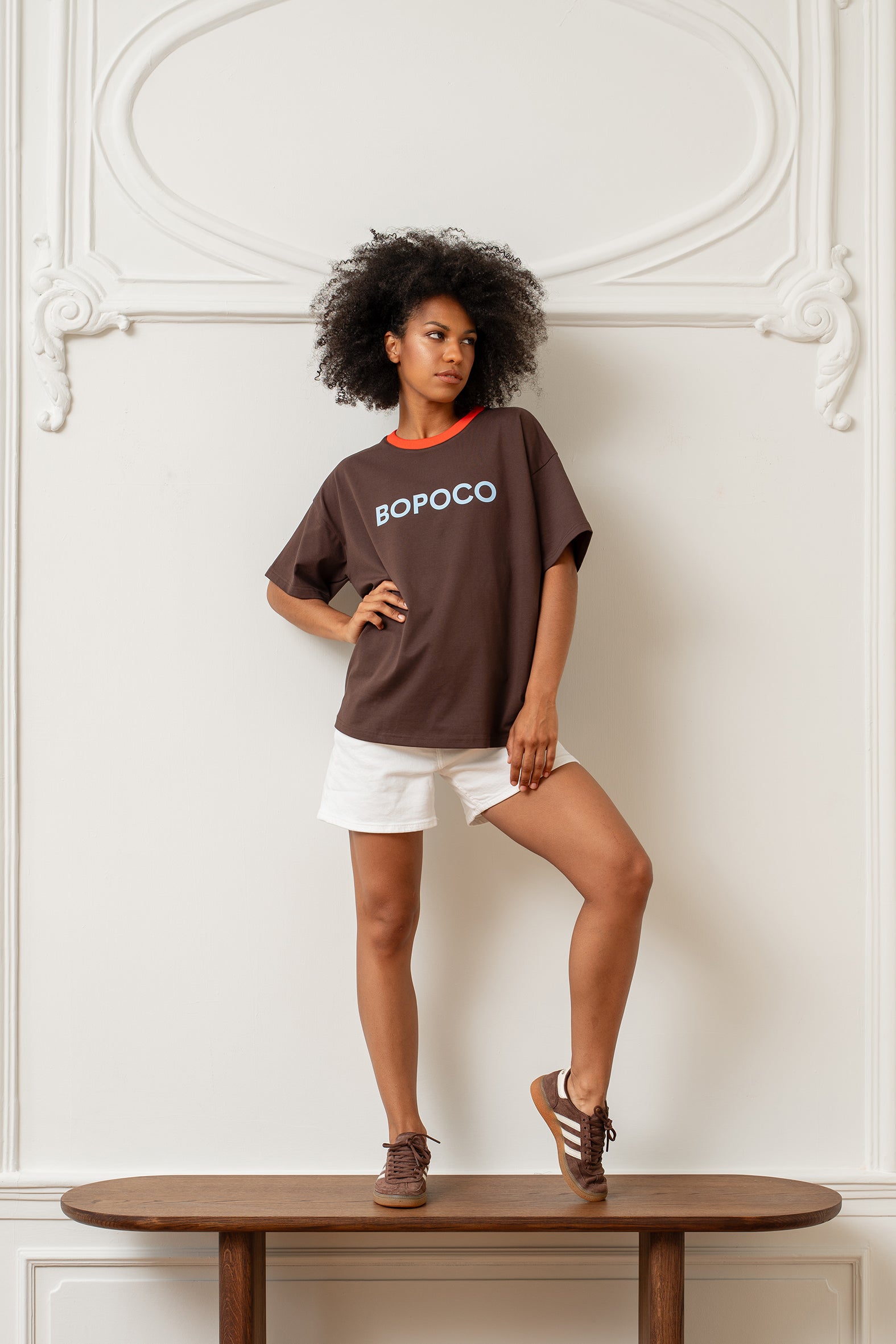 T-SHIRT BOPOCO BRĄZOWY Z POMARAŃCZOWĄ LAMÓWKĄ