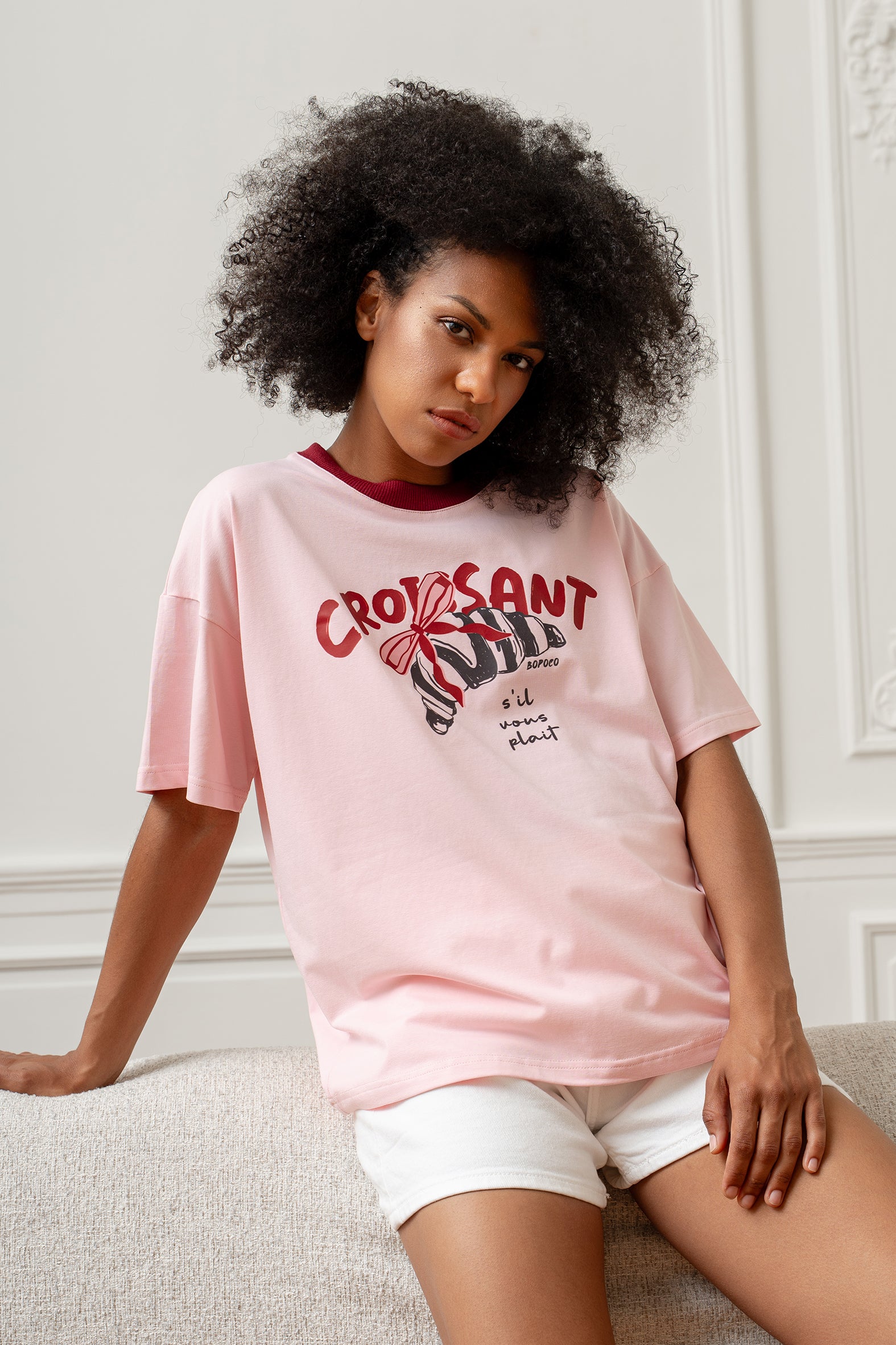 T-SHIRT CROISSANT RÓŻOWY Z BORDOWĄ LAMÓWKĄ
