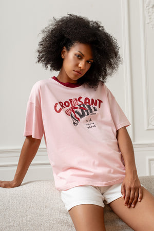 T-SHIRT CROISSANT RÓŻOWY Z BORDOWĄ LAMÓWKĄ