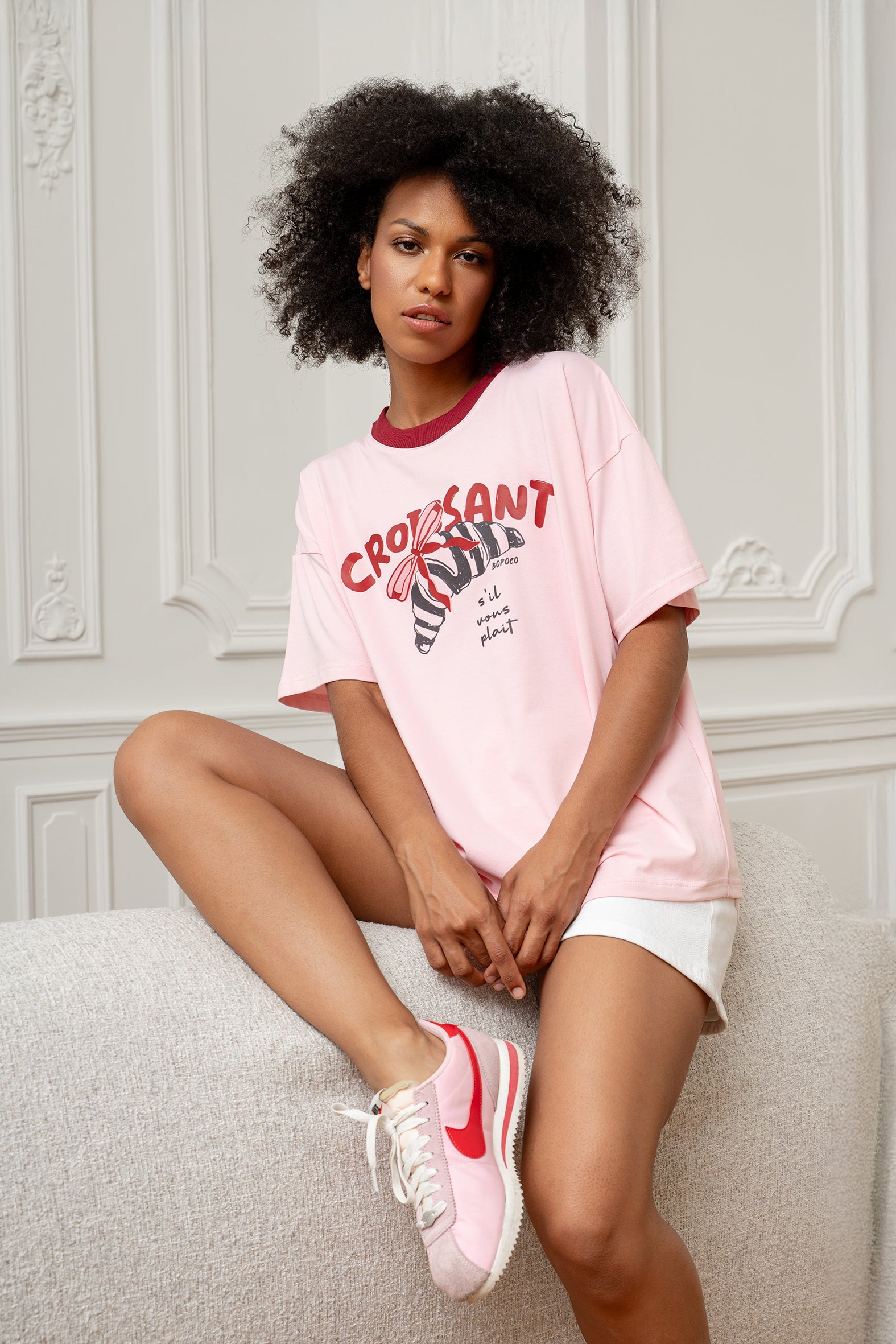 T-SHIRT CROISSANT RÓŻOWY Z BORDOWĄ LAMÓWKĄ