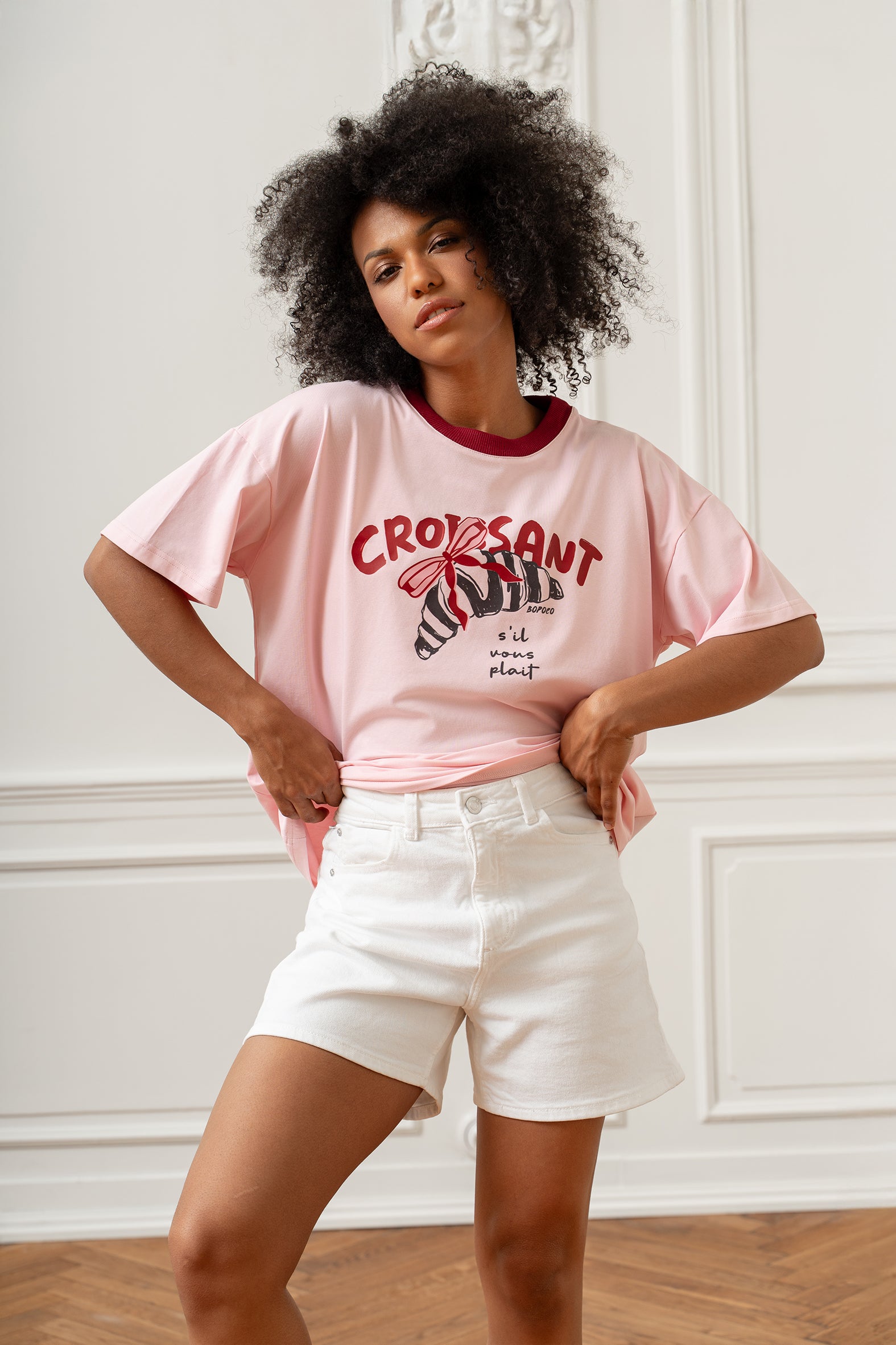 T-SHIRT CROISSANT RÓŻOWY Z BORDOWĄ LAMÓWKĄ