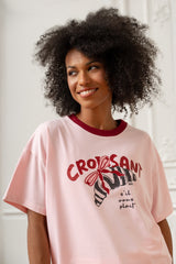 T-SHIRT CROISSANT RÓŻOWY Z BORDOWĄ LAMÓWKĄ