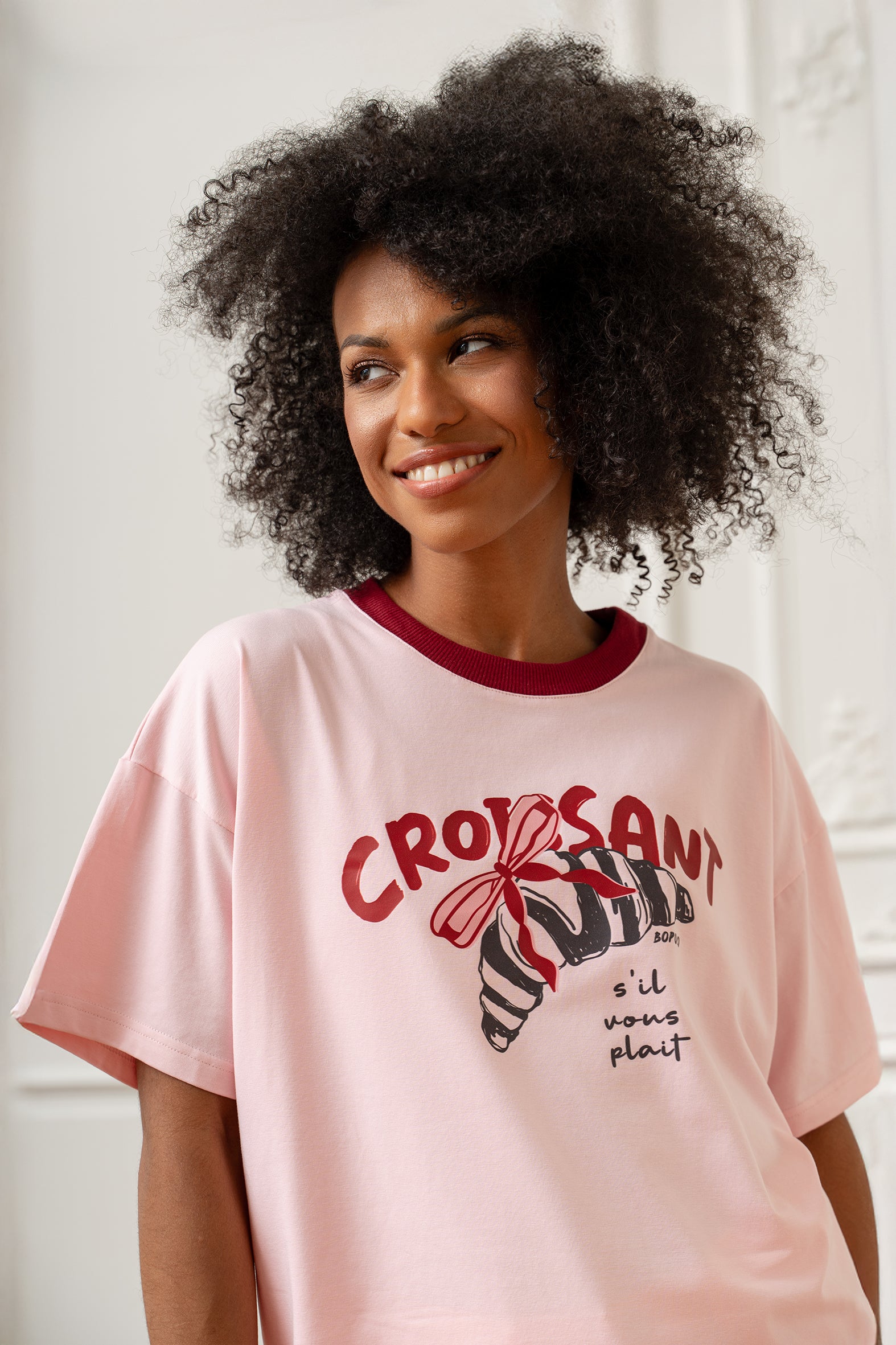 T-SHIRT CROISSANT RÓŻOWY Z BORDOWĄ LAMÓWKĄ