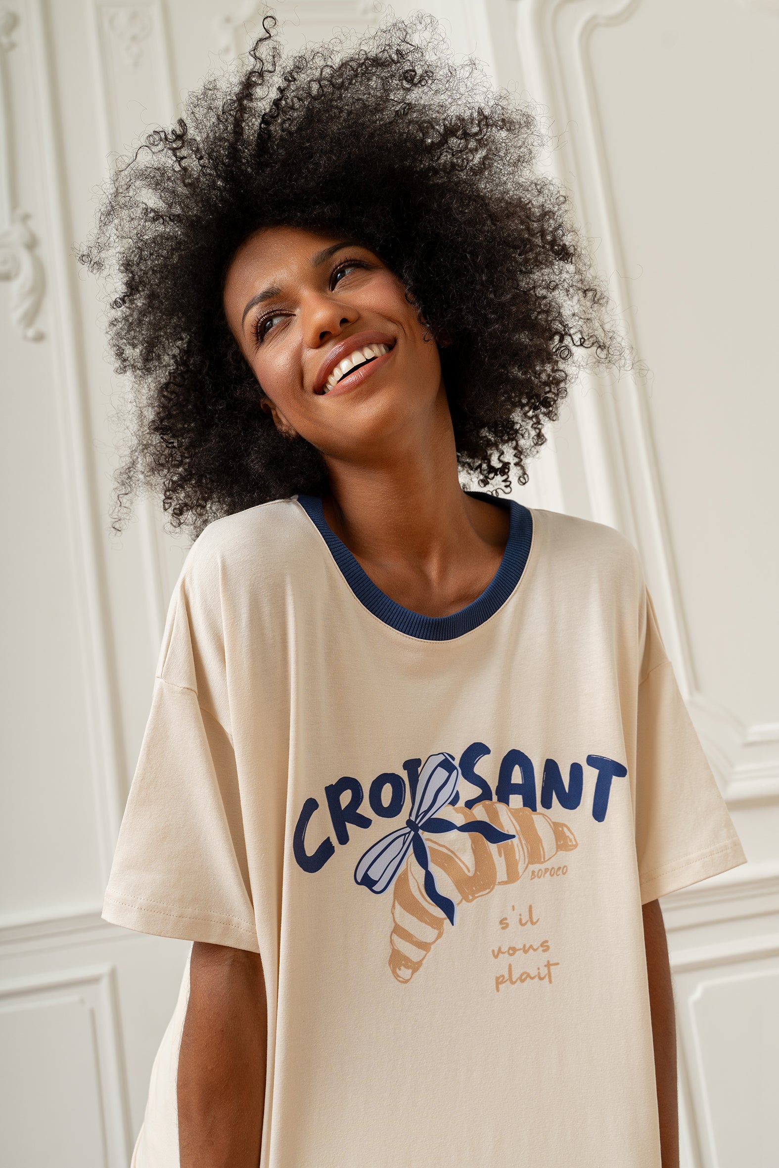 T-SHIRT CROISSANT BEŻOWY Z INDYGO LAMÓWKĄ