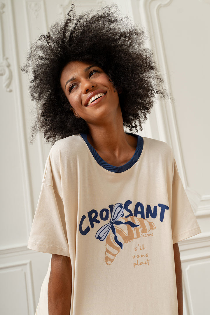 T-SHIRT CROISSANT BEŻOWY Z INDYGO LAMÓWKĄ