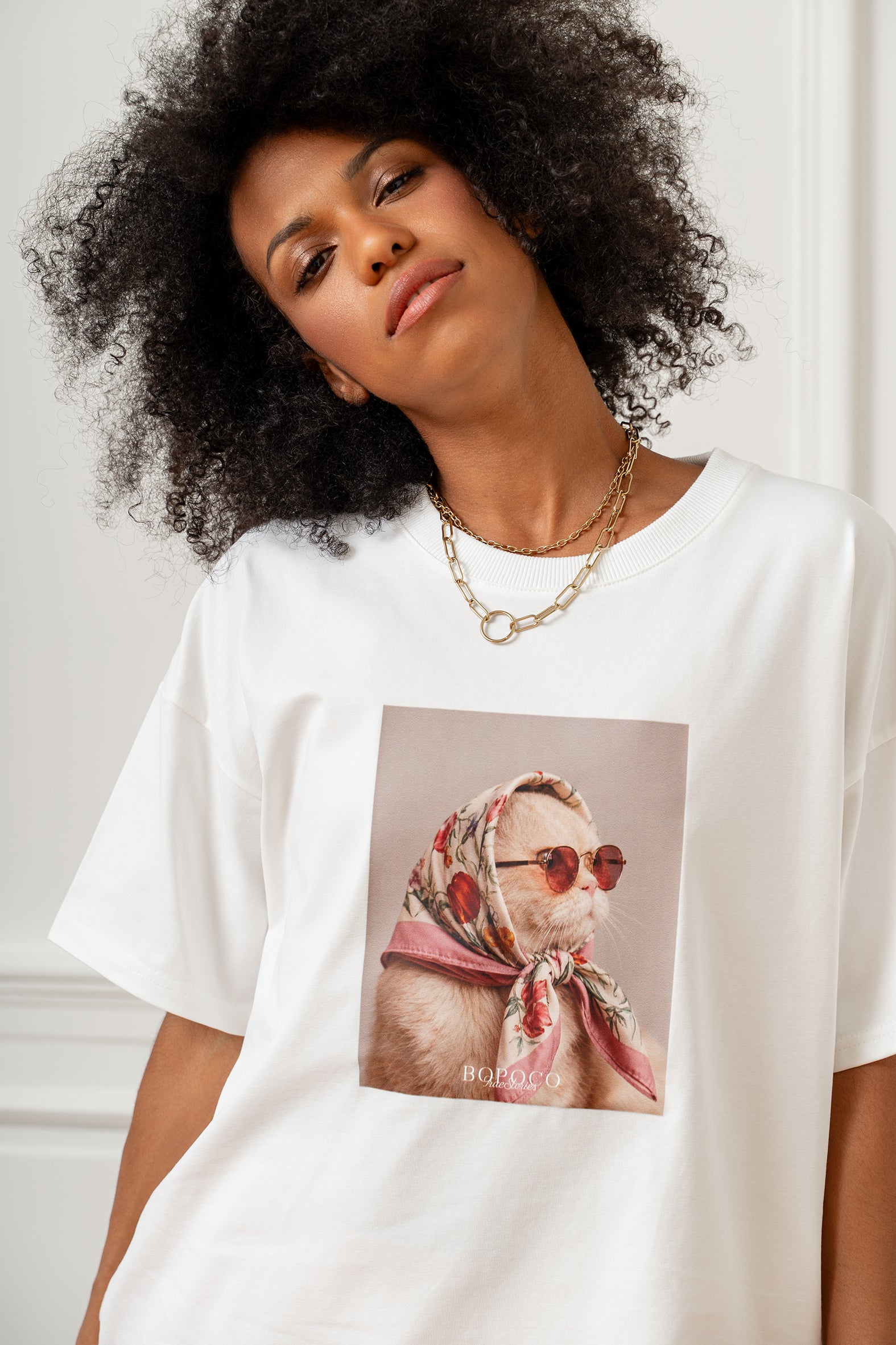 T-SHIRT KOT W CHUSTCE ŚMIETANKOWY